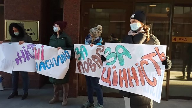 Суд рассматривает апелляцию на арест подозреваемого в развращении несовершеннолетних фотографа Ктиторчука. Под зданием суда проходит акция протеста 03