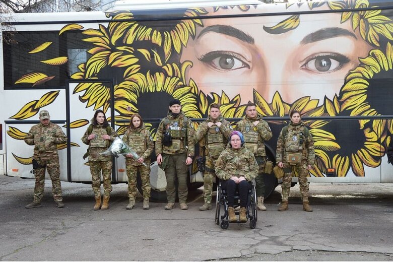 Яна Зінкевич біля евакуаційного автобуса "Австрійка"