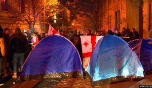 Опозиція заблокувала будівлю парламенту Грузії і закликала депутатів не виходити на роботу, щоб уникнути інцидентів