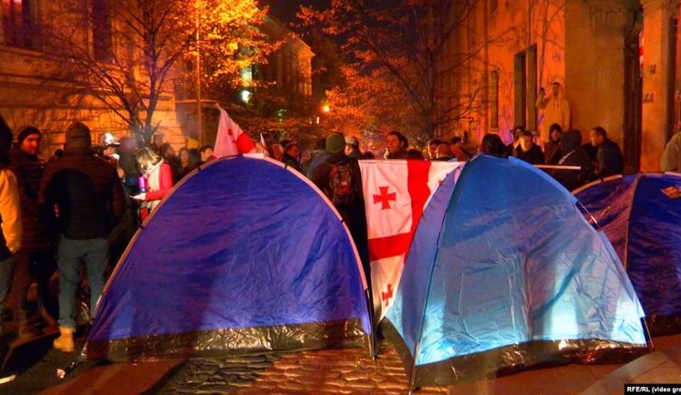 Опозиція заблокувала будівлю парламенту Грузії і закликала депутатів не виходити на роботу, щоб уникнути інцидентів