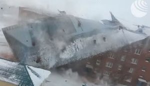 Крышу пятиэтажного жилого дома снесло порывом ветра в России. ВИДЕО