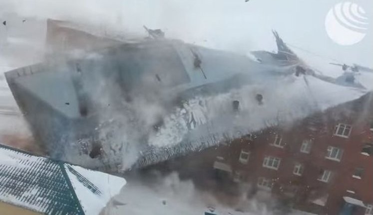 Крышу пятиэтажного жилого дома снесло порывом ветра в России. ВИДЕО