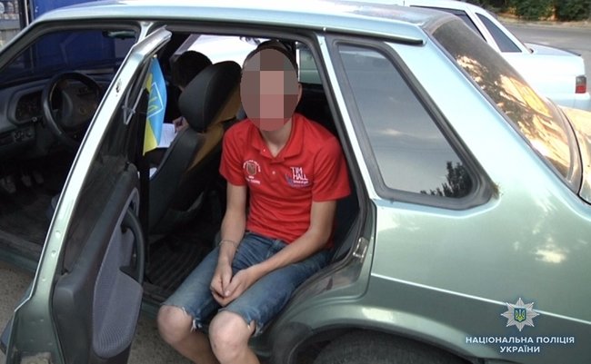 Запорізькі поліцейські затримали жінку за продаж власного неповнолітнього сина 01