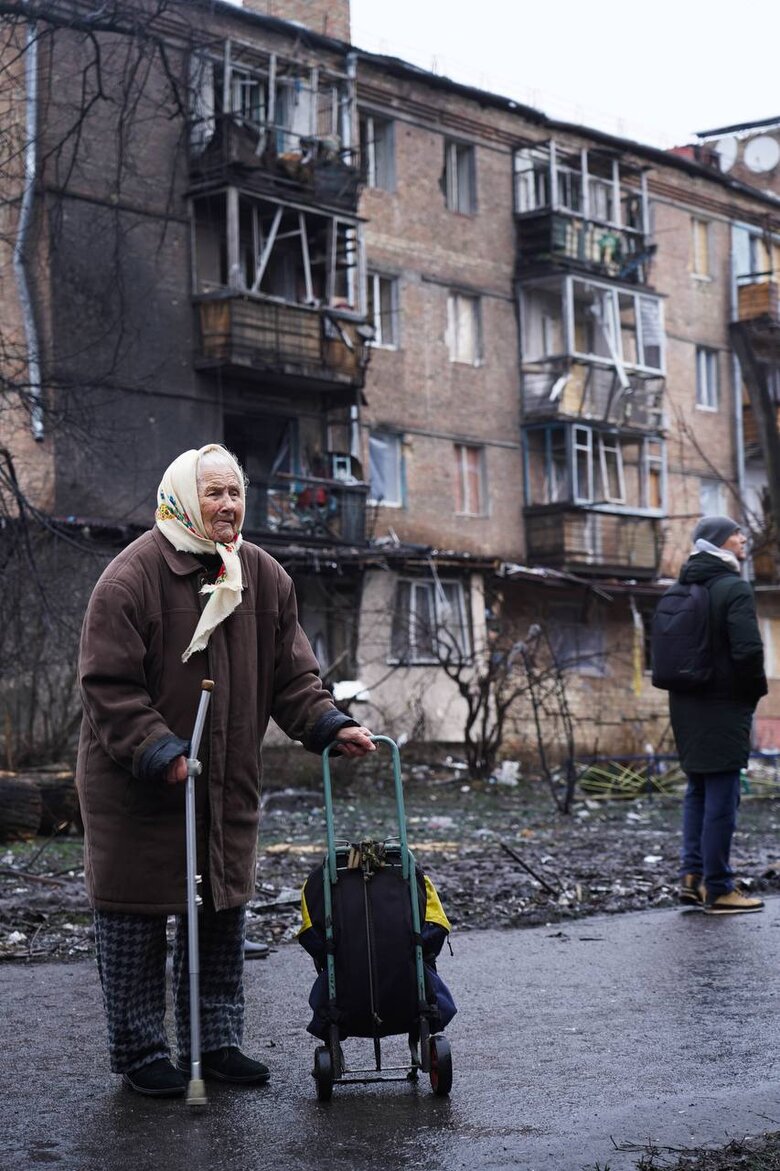 Ліквідація наслідків влучання ракети у житловий будинок у Вишгороді: комісії обстежують руйнування та фіксують потреби 05 Ліквідація наслідків влучання ракети у житловий будинок у Вишгороді: комісії обстежують руйнування та фіксують потреби 05