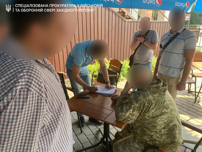 Офіцера затримано на хабарі 1800 дол. за сприяння у звільненні від строкової служби, - прокуратура 01