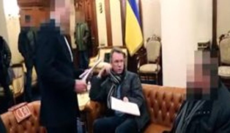 NABU detectives serve CEC Head Okhendovskyi notice of suspicion. Operative VIDEO