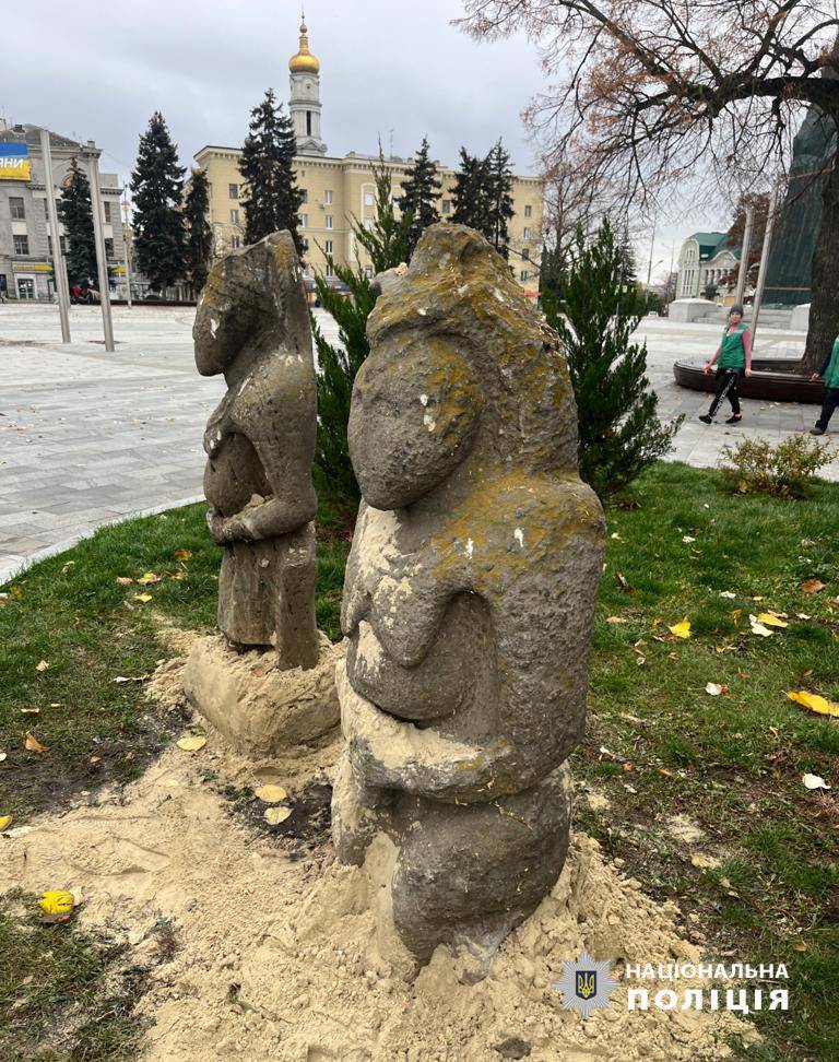 Фигуры половецких баб в Харькове повредили. Рядом нашли топор 03