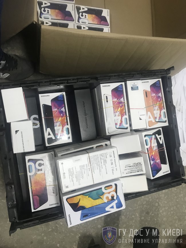 В інтернет-магазині, через який реалізовували техніку невідомого походження під виглядом відомих торгових марок, вилучено ТМЦ вартістю понад 24,4 млн грн і велику суму готівки 09