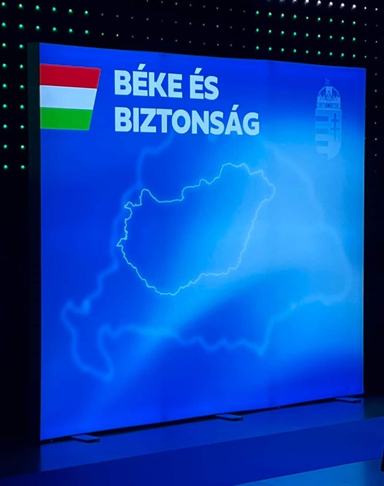 Сійярто виступив на партійному заході на тлі мапи Великої Угорщини 01