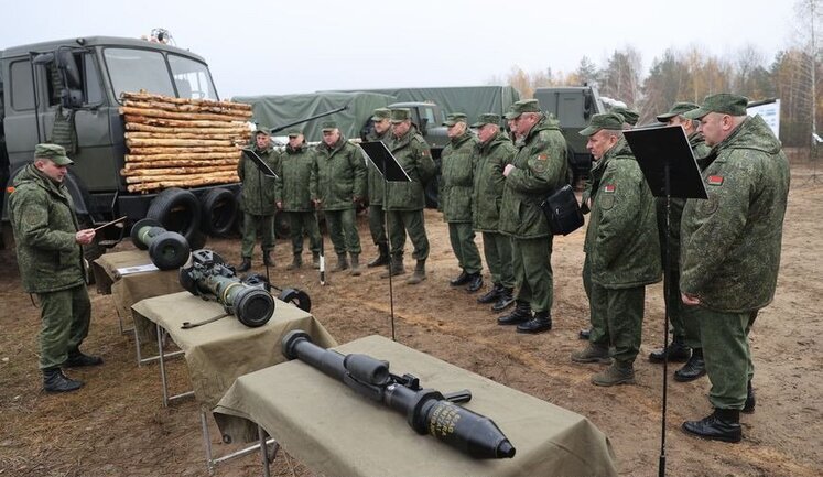 Білоруським військовим показали NLAW, Javelin і Panzerfaust 3 із озброєння ЗСУ. ФОТО