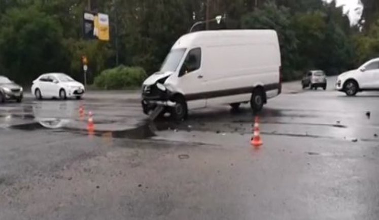 Volkswagen Crafter спровоцировал ДТП в Киеве: погибла девушка-пешеход, - СМИ. ВИДЕО+ФОТОрепортаж