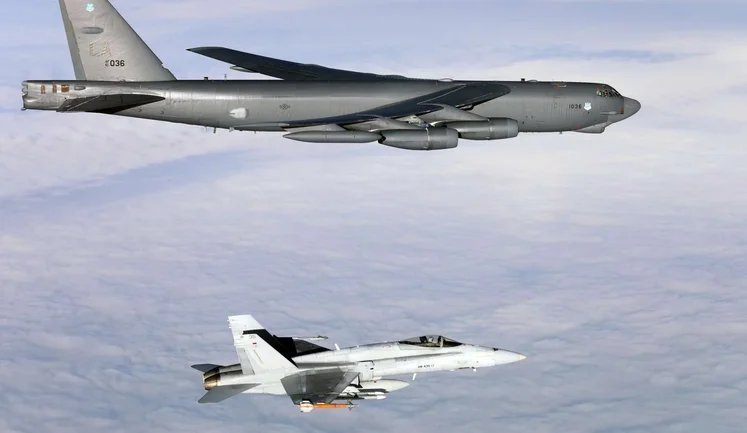 США провели навчання з ядерним бомбардувальником В-52Н за 50 км від кордону з РФ