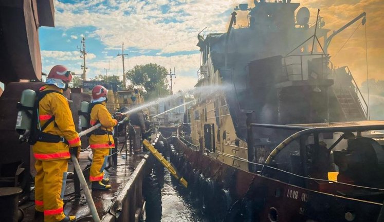 Ruscists attack civilian tug: fire breaks out. PHOTO