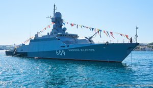 Корабель РФ "тікав" від українських дронів, але врізався у танкер в Азовському морі, - ЗМІ. ФОТО