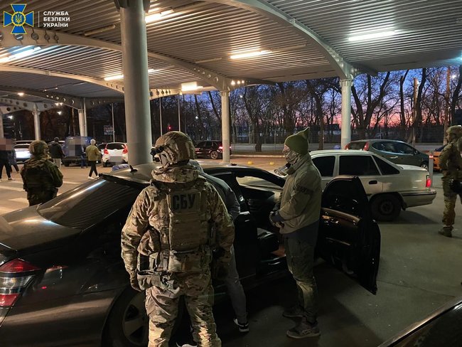 СБУ затримала в Миколаєві банду фальшивомонетників, яка займалася підробкою 100-доларових купюр 01