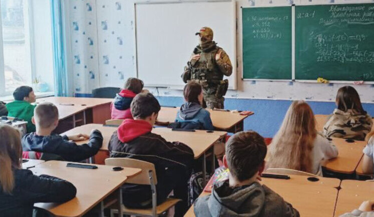 На тимчасово окупованій РФ території України посилюють мілітаризацію - тепер усіх школярів змушуватимуть проходити "курси молодого бійця", - правозахисник Лисянський