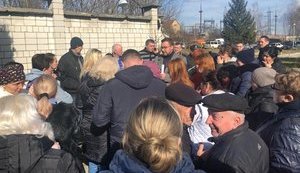 "Никто не выедет, все", - на Львовщине местные жители заблокировали госпиталь, в который могут привезти эвакуированных из Китая. ВИДЕО+ФОТОрепортаж