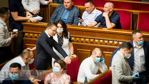 Бужанський у ложі Кабміну, молитви мученику Іоану Воїну від ОПЗЖ і обговорення місцевих виборів "слугами народу": "Навряд чи виборці зрозуміють цю хрінь", - робота ВР 1 липня. ФОТОрепортаж