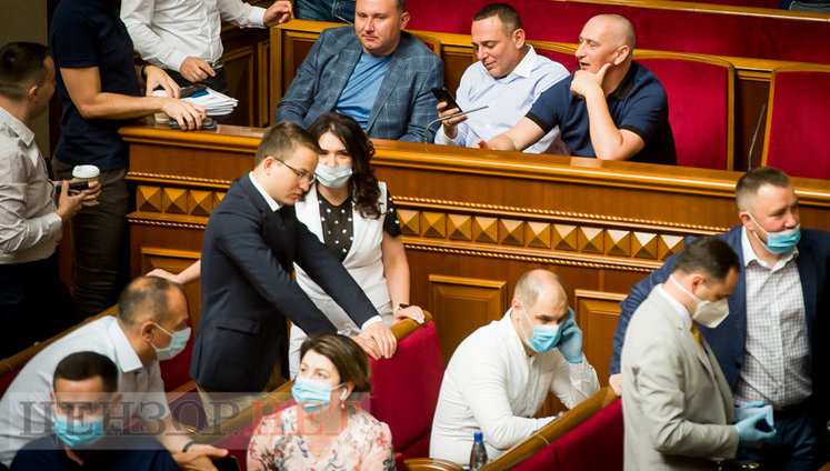 Бужанський у ложі Кабміну, молитви мученику Іоану Воїну від ОПЗЖ і обговорення місцевих виборів "слугами народу": "Навряд чи виборці зрозуміють цю хрінь", - робота ВР 1 липня. ФОТОрепортаж