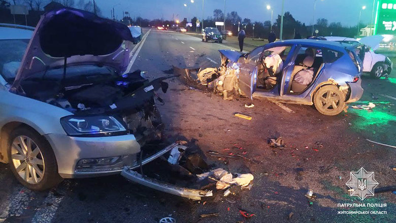 П’ять автомобілів зіштовхнулися біля Житомира, є постраждалі 01
