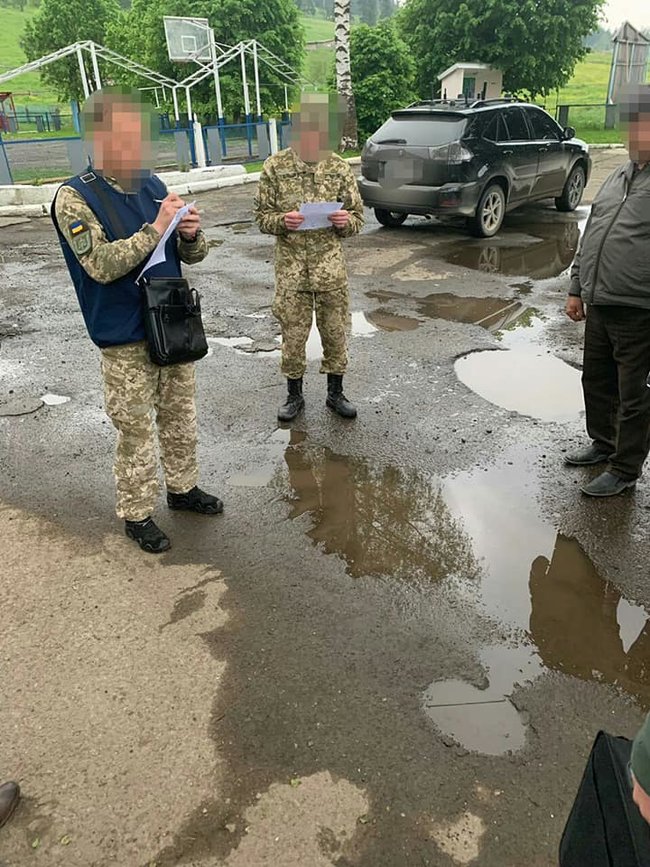 На Буковині троє прикордонників попалися на хабарі 45 тис. грн за допомогу в контрабанді сигарет до Румунії, - військова прокуратура 02 На Буковині троє прикордонників попалися на хабарі 45 тис. грн за допомогу в контрабанді сигарет до Румунії, - військова прокуратура 02