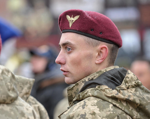 День десантника: церемония замены синих беретов, вручение флага десантно-штурмовых войск и присяга воинов ДШВ на Михайловской площади в Киеве 05
