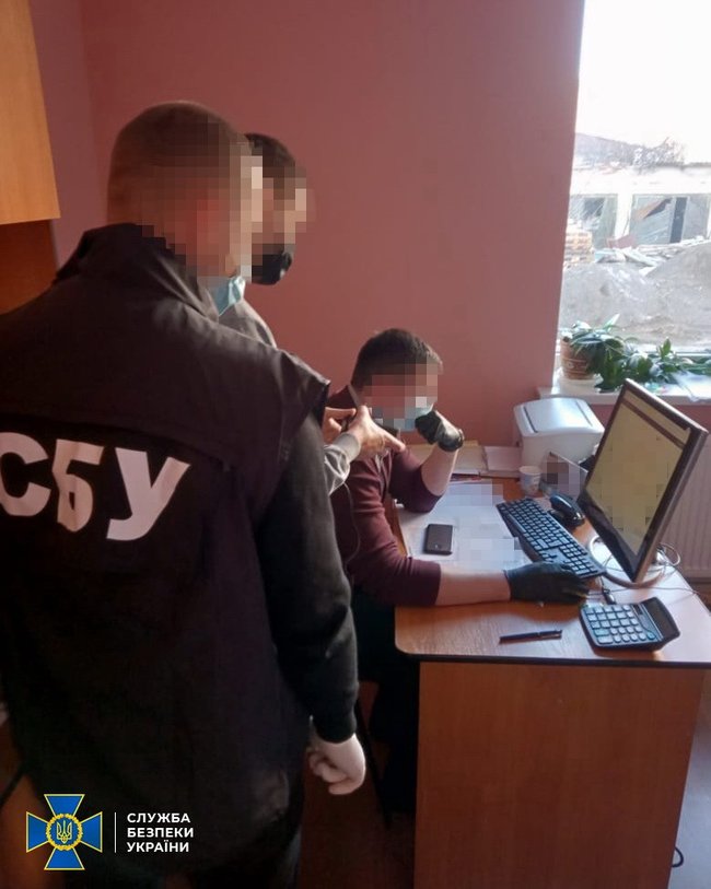 Чиновники Івано-Франківщини та представники комерційних структур купували компютери для шкіл за ціною вдвічі вищою за ринкову, - СБУ 03