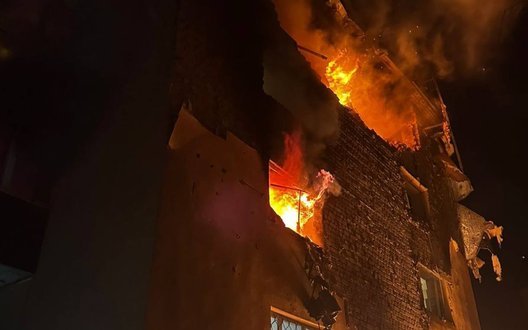 Наслідки атаки на Чугуїв: пожежа в багатоповерхівці та постраждалі. ФОТОрепортаж