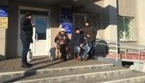 Шахтарі прикували себе до каністр із бензином, вимагаючи виплатити зарплату. ФОТО
