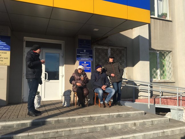 Шахтеры приковали себя к канистрам с бензином, требуя выплатить зарплату 01