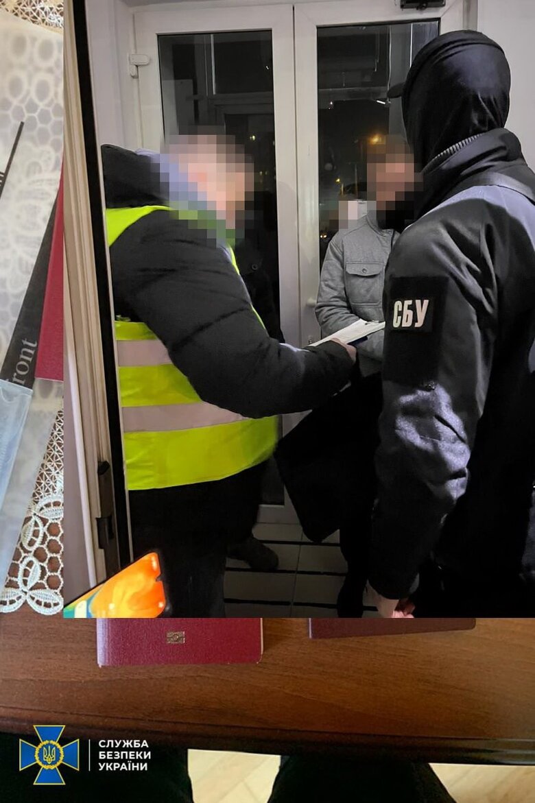 Депутат ОПЗЖ та керівник філії столичного банку організували канали нелегального виїзду за кордон, - СБУ 04