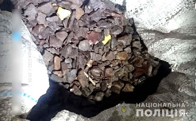 На Рівненщині місцевий житель перевозив на мопеді мішок із 41 кг бурштину, - Нацполіція 03