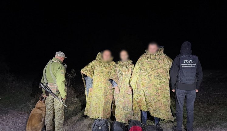 "Антитеплові" плащі не допомогли: на Вінниччині прикордонники затримали трьох порушників кордону. ВІДЕО+ФОТОрепортаж