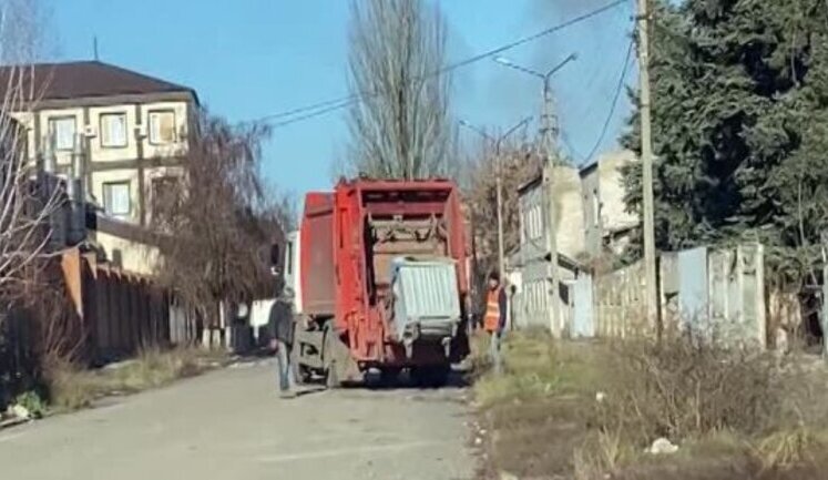 Bakhmut utility workers, despite shelling, carefully perform their work: "Heroes of Bakhmut. There is explosion two hundred meters away. It’s smoking, and they’re taking out the garbage!". VIDEO
