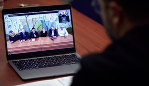 Зеленський спілкується з політвязнями