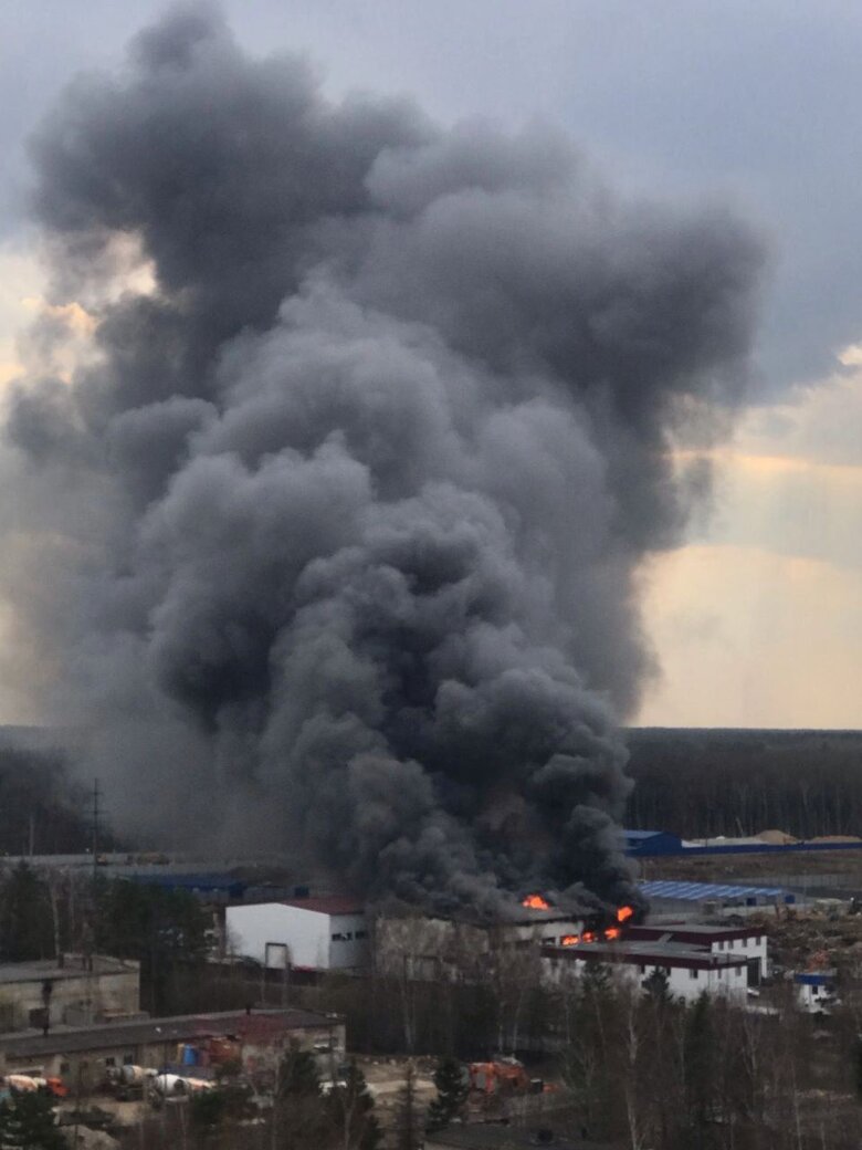 Spare parts warehouse is on fire in suburbs of Moscow, locals say they heard explosion - Russian media 02