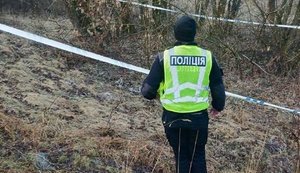 Неразорвавшуюся часть вражеского БПЛА обнаружили возле Подольско-Воскресенского моста в Киеве. ФОТОрепортаж