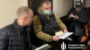 П'ятеро поліцейських Дніпропетровщини майже рік вибивали із затриманих "визнання" або гроші, - ДБР. ВIДЕО