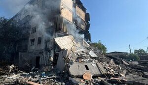 Тіло жінки дістали з-під завалів у Костянтинівці. За день росіяни поранили 7 людей на Донеччині