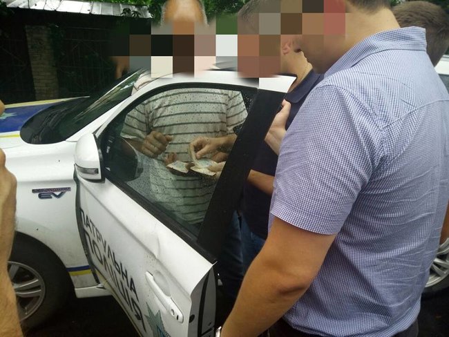 Капитан патрульной полиции задержан в Славянске на взятке 5 тыс. грн, - прокуратура 02