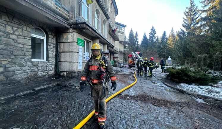 В санатории в Ворохте возник пожар: эвакуировали более 100 человек. ФОТОрепортаж