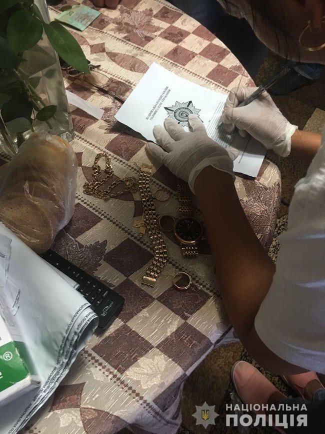 Поліція штурмувала будинок подружжя-наркоділків на Миколаївщині 03