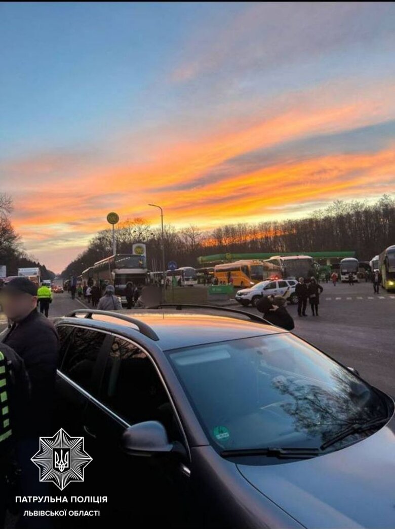 У с.Шегині на кордоні з Польщею тимчасово перекрито рух. Проїзд неможливий, - патрульна поліція 02