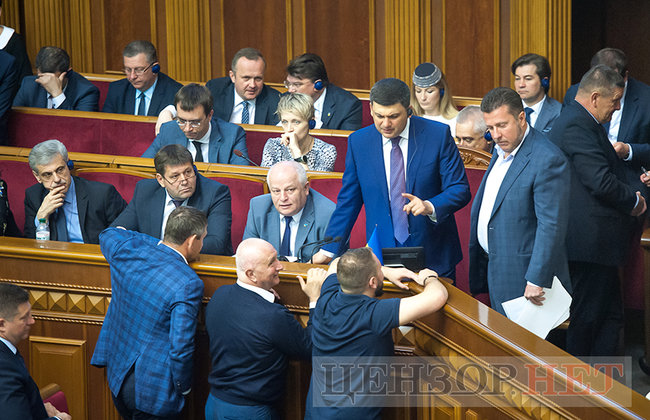 Ляшко і Богуслаєв вивчають газету, Семерак в оточенні нардепів та обійми Ричкової і Полторака, - день роботи ВР 18 травня 05