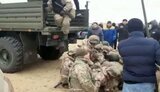 В казахском Актау протестующие остановили армейский автомобиль и взяли в плен группу военных. ВИДЕО