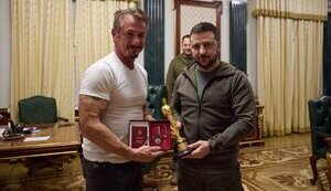 Зеленский встретился с популярным американским актером Шоном Пенном - говорили о поддержке Украины и посетили Аллею смелости в Киеве. ФОТОрепортаж