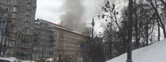 Пожар в центре Киева: огонь охватил историческое здание, пламя удалось локализировать 08