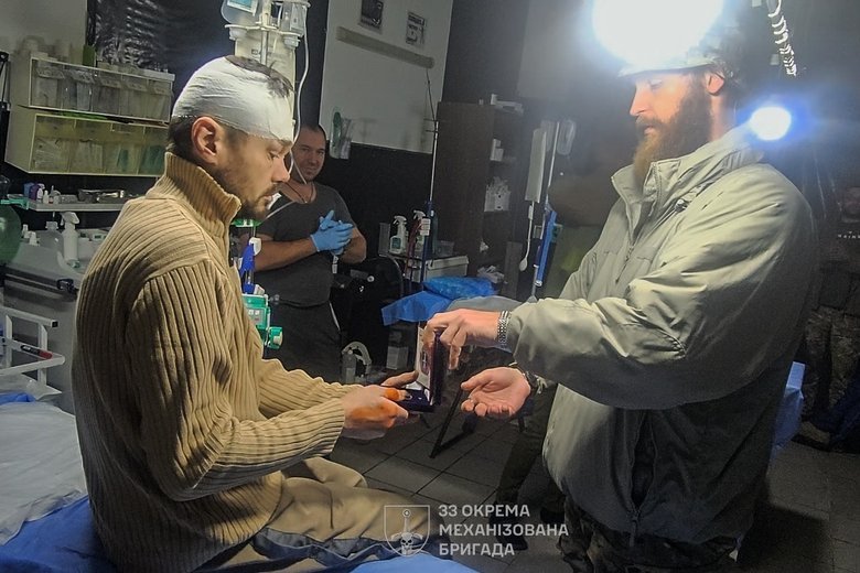 Бойцы 33 ОМБр, которые отражали атаки россиян, добрались до стабпункта