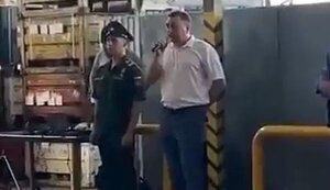 Російський військком вербує робітників прямо на заводі в Тольятті. ВIДЕО
