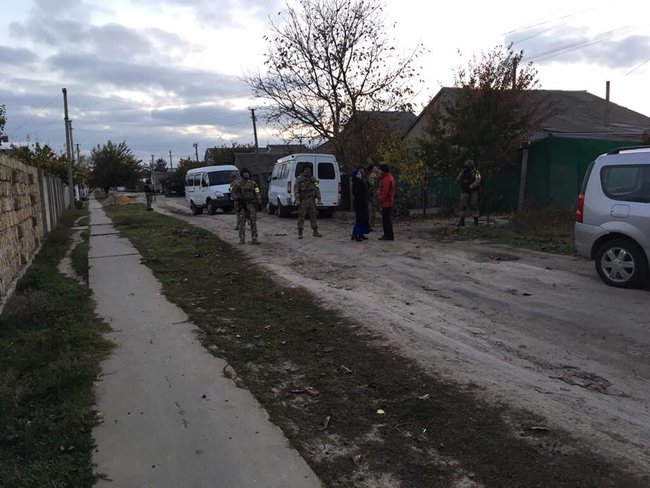 Окупанти зранку обшукали і затримали кримськотатарську родину Аблямітових 03